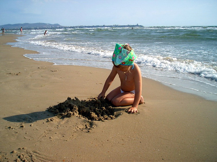 Бабенка отдыхает на море в Анапе без купальника